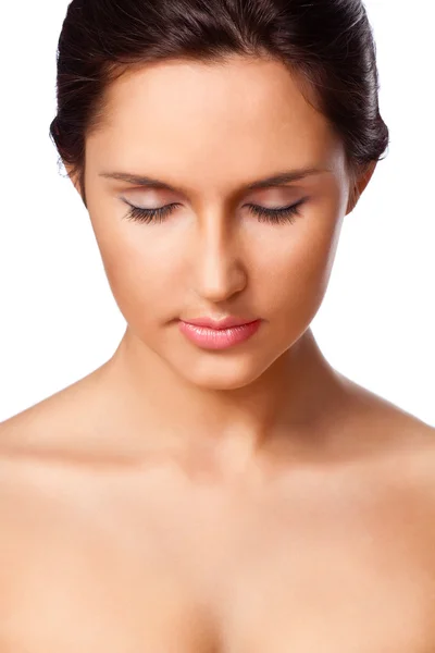 Mulher Bonita Closeup Retrato Com Olhos Fechados Sobre Branco — Fotografia de Stock