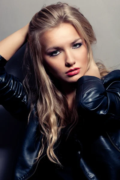 Närbild Vackra Blonda Kvinnan Stående Rock Stil — Stockfoto