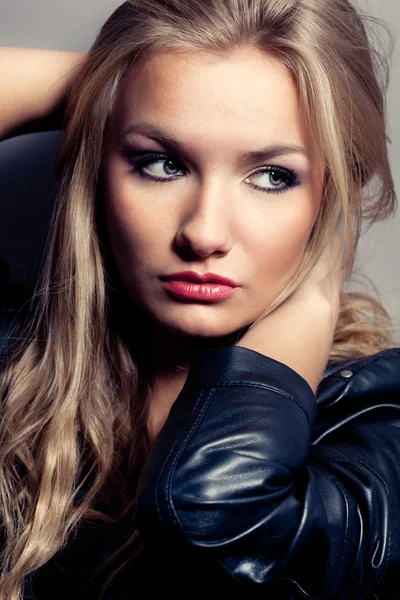 Närbild Vackra Blonda Kvinnan Stående Rock Stil — Stockfoto