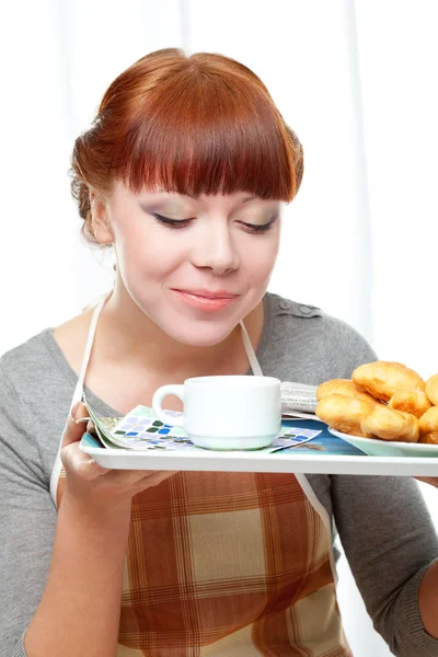 Ev hanımı holding tepsi ile Kahvaltı — Stok fotoğraf