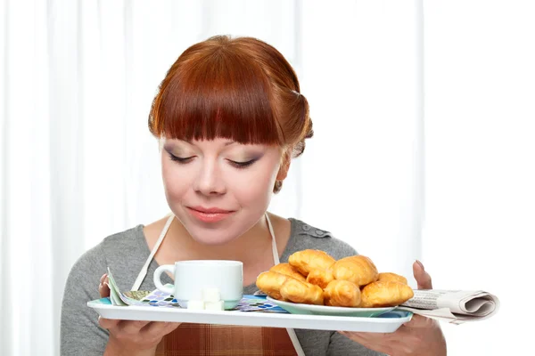 Hausfrau Hält Tablett Mit Frühstück Über Weiß — Stockfoto