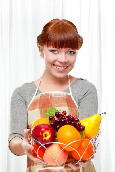 Gember huisvrouw houden vruchten — Stockfoto