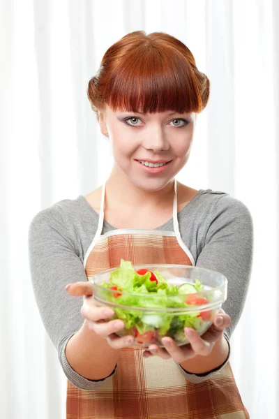 Gengibre Dona Casa Segurando Placa Vidro Com Salada Sobre Branco — Fotografia de Stock