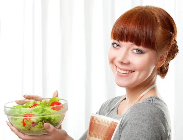 Gingembre Ménagère Tenant Plaque Verre Avec Salade Sur Blanc — Photo