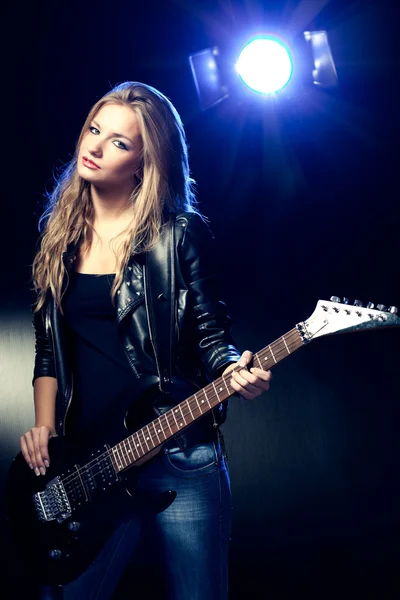 Blond kvinna stående med gitarr — Stockfoto