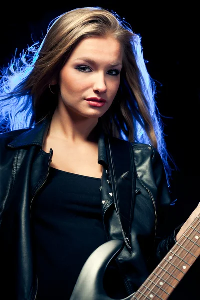 Portrét blonďatá žena s kytarou — Stock fotografie