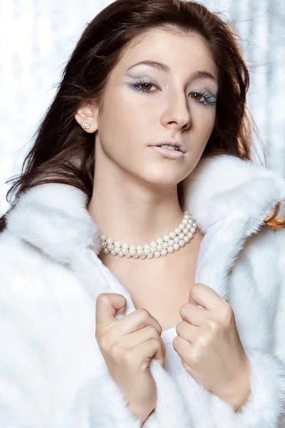 Femme avec maquillage d'hiver créatif — Photo