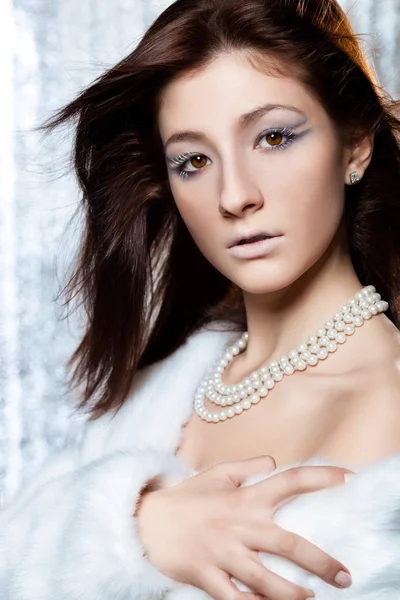 Kvinna med kreativa vinter makeup — Stockfoto