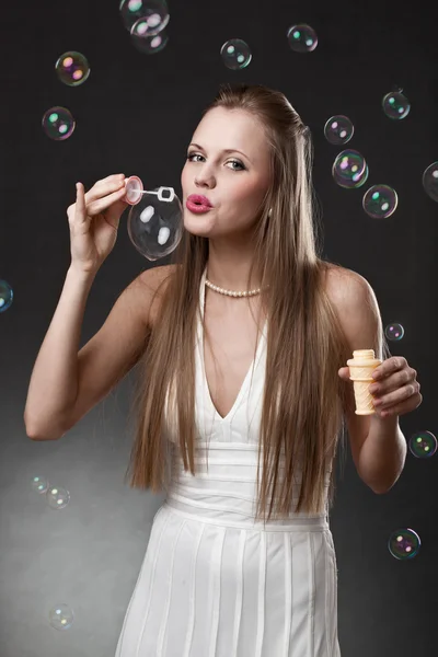 Femme blonde avec des bulles — Photo