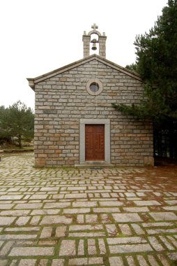 Granit içinde kilise inşa