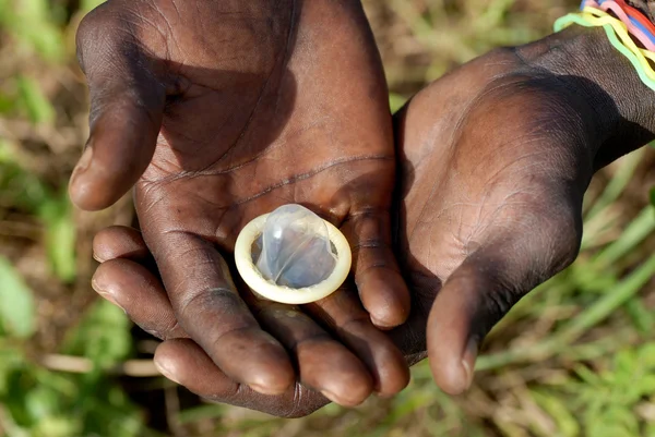 Презерватив Руках Африканца — стоковое фото