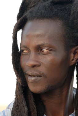 Senegal çocuk dreadlocks ile