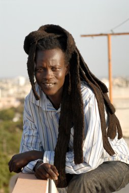 Senegal çocuk dreadlocks ile