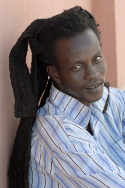 Senegal çocuk dreadlocks ile