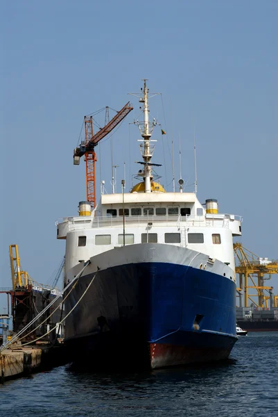 Loď v přístavu — Stock fotografie