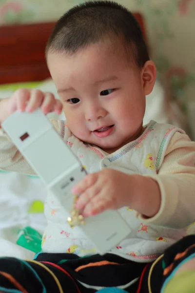 Boy jogar telefone celular — Fotografia de Stock