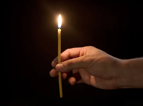 Una mano tiene una candela — Foto Stock