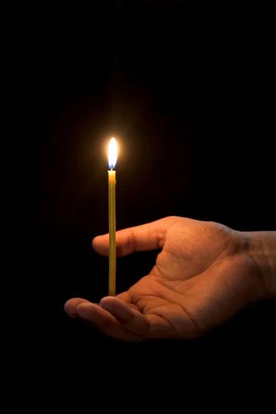 Uma mão segura uma vela — Fotografia de Stock