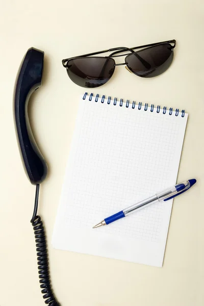 Cuaderno, bolígrafo, gafas y teléfono —  Fotos de Stock