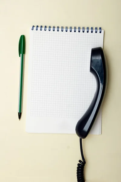 Un carnet est un stylo et un téléphone — Photo