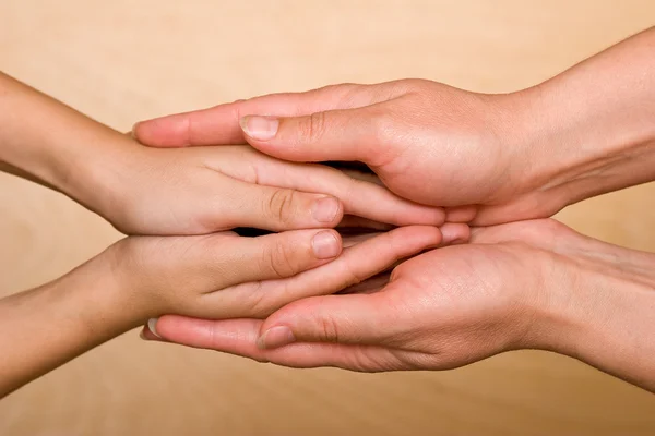 Gyermek és asszonyos kezét — Stock Fotó
