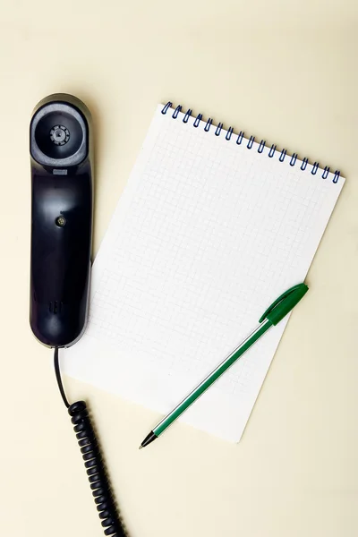 Buku catatan adalah pena dan telepon — Stok Foto