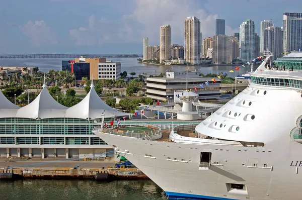 Navio de cruzeiro no porto de Miami — Fotografia de Stock