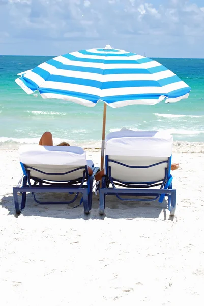 Parasol i krzesła plażowe — Zdjęcie stockowe