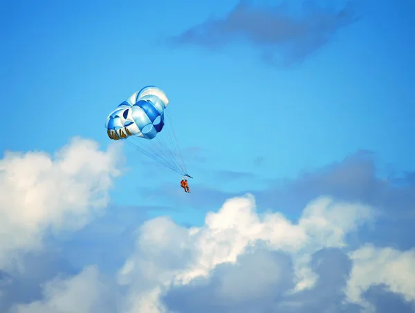 Turistas paracaídas sobre miami beach — Foto de Stock
