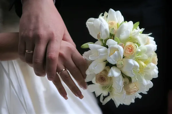 Ruce ženicha a nevěsty — Stock fotografie