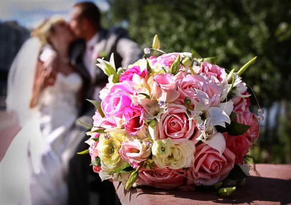 Brautstrauß am Hochzeitstag — Stockfoto