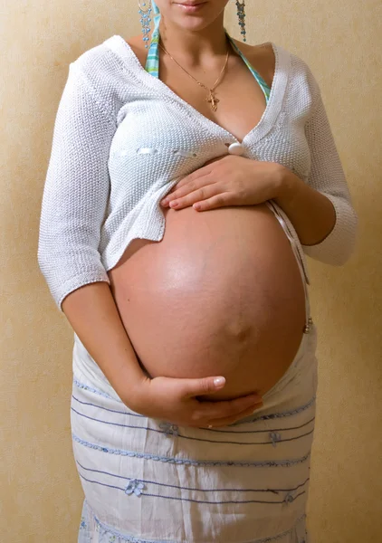 Молода вагітна жінка тримає живіт — стокове фото