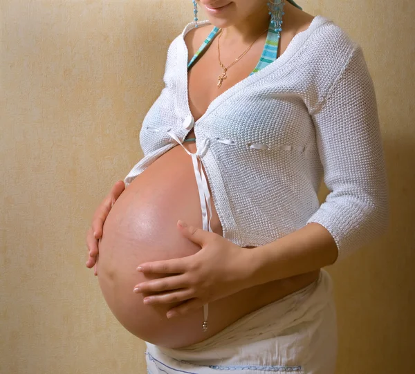 Roztomilý šťastný těhotná dívka s úsměvem — Stock fotografie