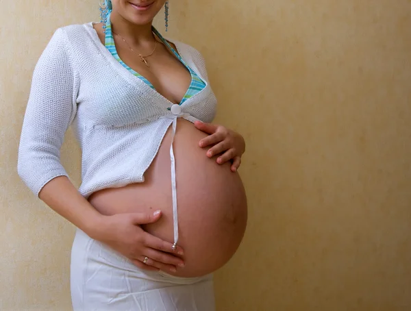 Jovem grávida segurando sua barriga — Fotografia de Stock