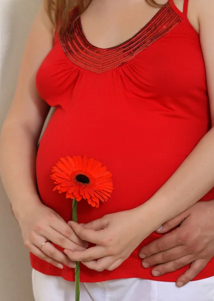 Donna incinta con un fiore — Foto Stock