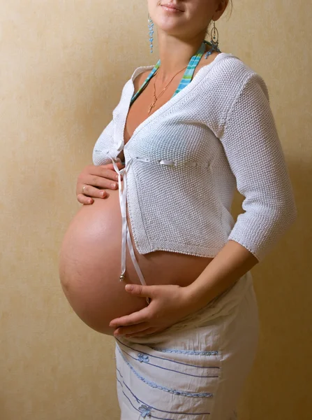 Мило вагітна дівчина — стокове фото