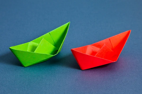 緑色と赤色の紙の船 — ストック写真