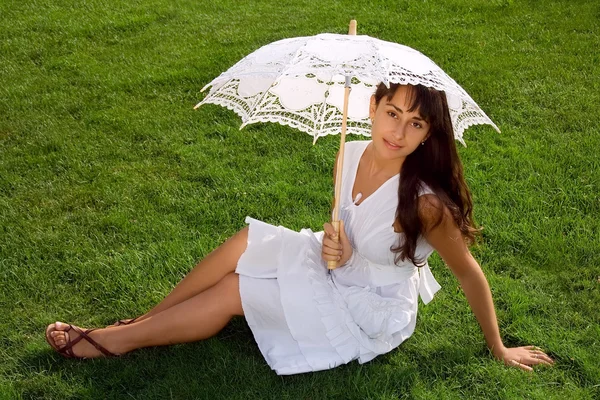 芝生の上に座って魅力的な若い女の子 — ストック写真