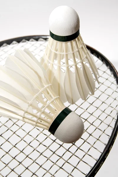 Navettes de badminton sur la raquette — Photo