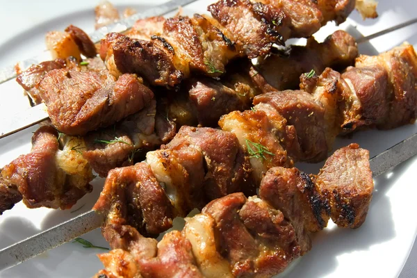 Mięso gotowane w ogniu (szaszłyk) — Zdjęcie stockowe