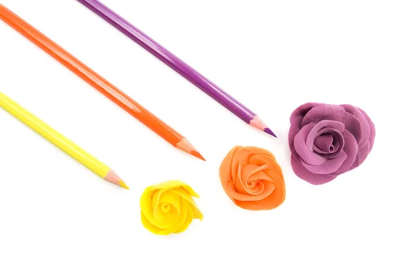 Цветные розы и карандаши — стоковое фото
