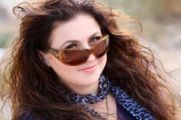 Vacker dam i solglasögon — Stockfoto