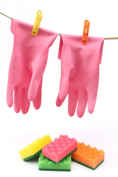 Renkli koruyucu eldiven ve süngerler — Stok fotoğraf