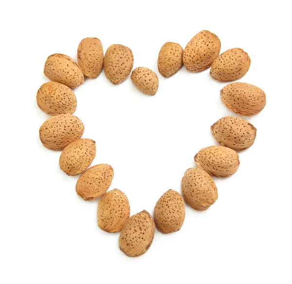 Čerstvé Skořápky Mandlové Ořechy Tvoří Srdce Tvaru Izolované — Stock fotografie