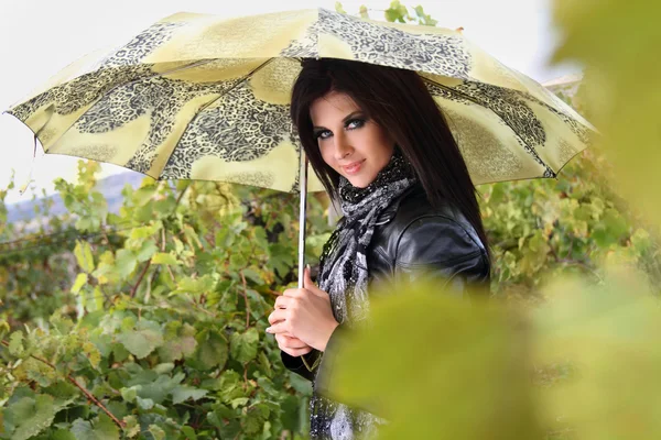 Ung flicka med paraply — Stockfoto