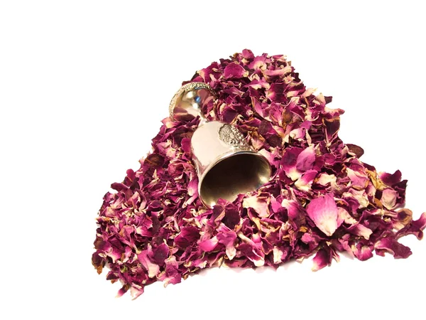 Schnapsglas im Blütenblatt — Stockfoto