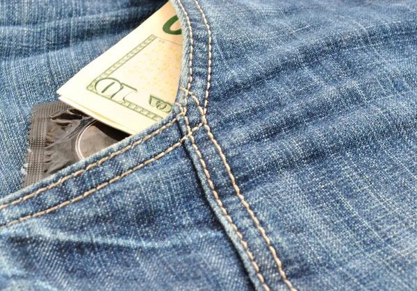 Προφυλακτικό Και Χρήματα Στην Τσέπη Του Τζιν — Φωτογραφία Αρχείου