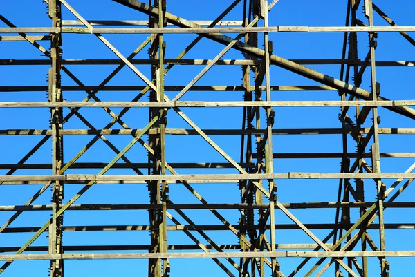 Struttura in legno contro il cielo blu — Foto Stock