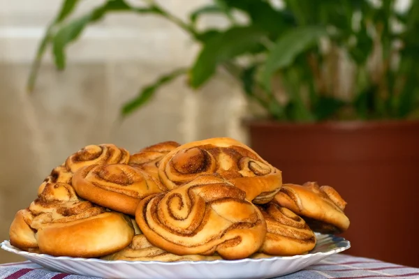 Cinnamon buns on the plate — Stock Photo, Image