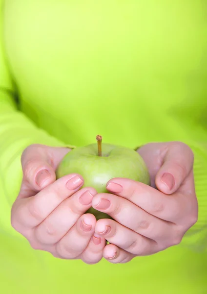 Vrouw met een frisse groene appel — Stockfoto